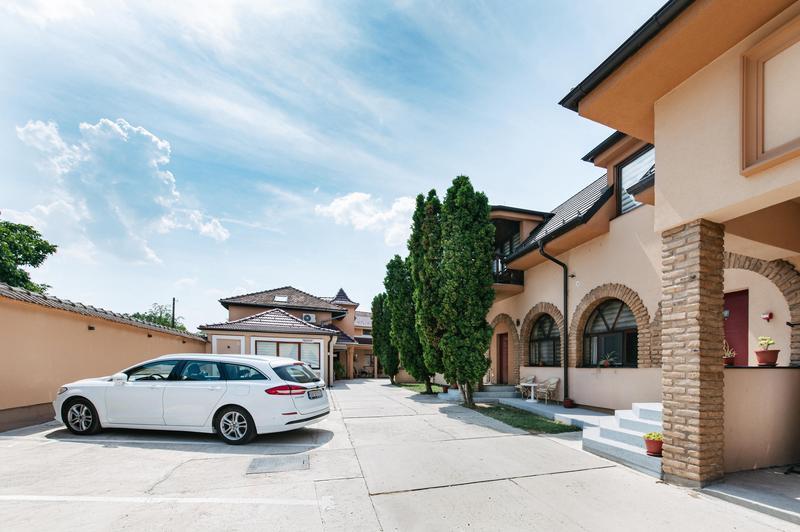 Parking i ulaz u vilu sentandreja